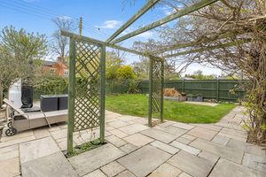 Gauntlets Close Bloxham